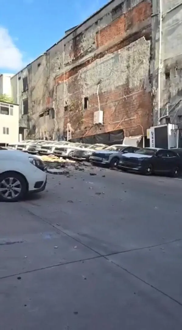 Kağıthane’de istinat duvarı çöktü 12 lüks araç hurdaya döndü