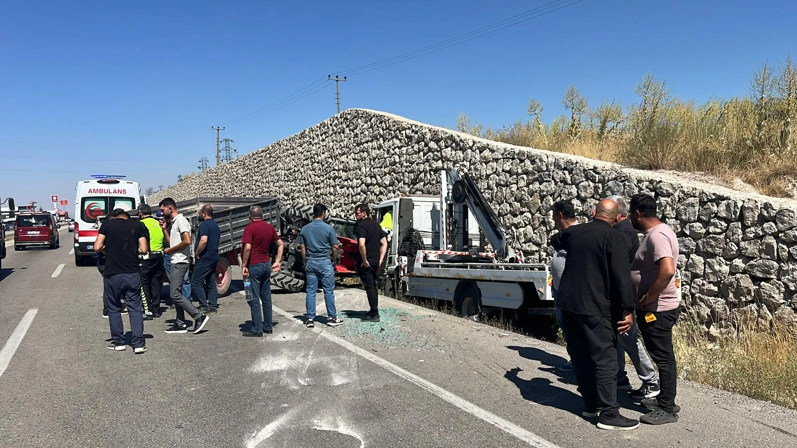 Traktörle çekici çarpıştı, römorktaki 4 çocuk da yaralandı