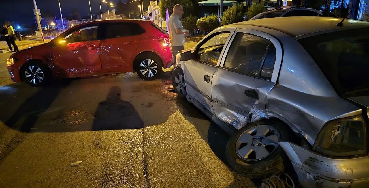 Gece yarısı feci kaza 4 yaralı, sürücü kaçtı
