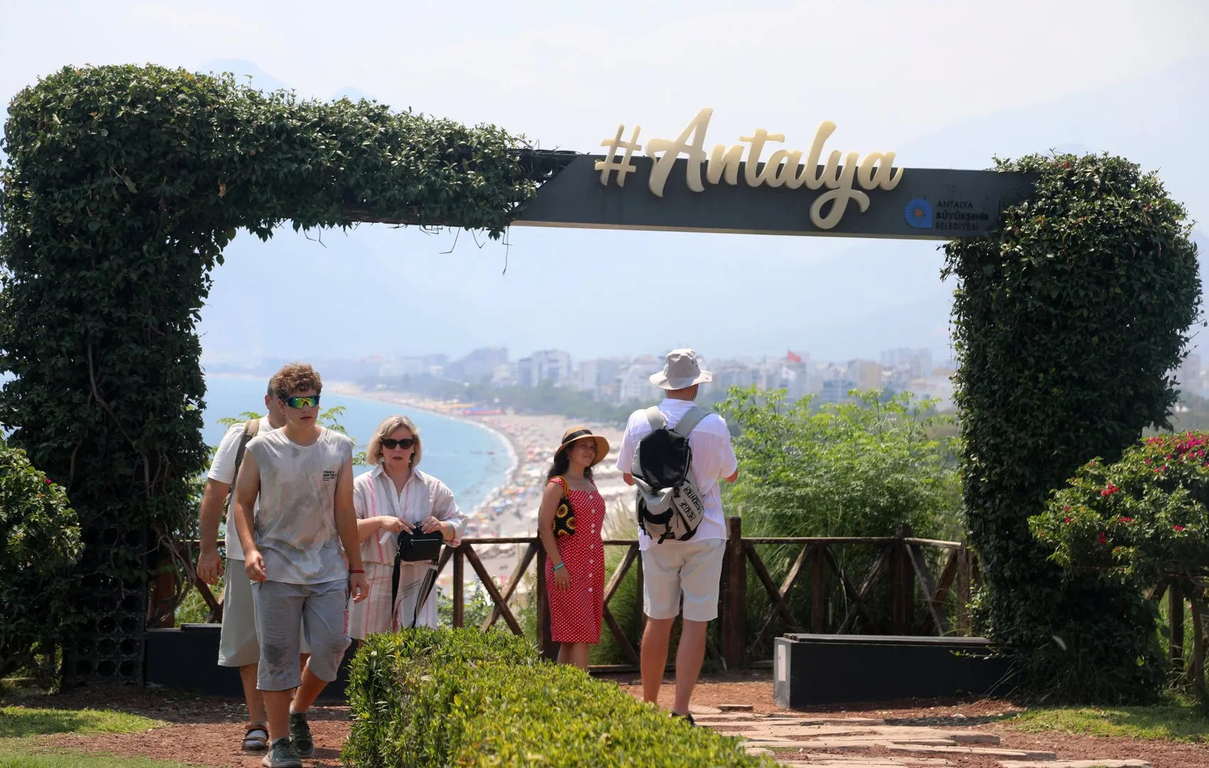 Antalya kavuruyor Termometreler 39 dereceyi gösterdi