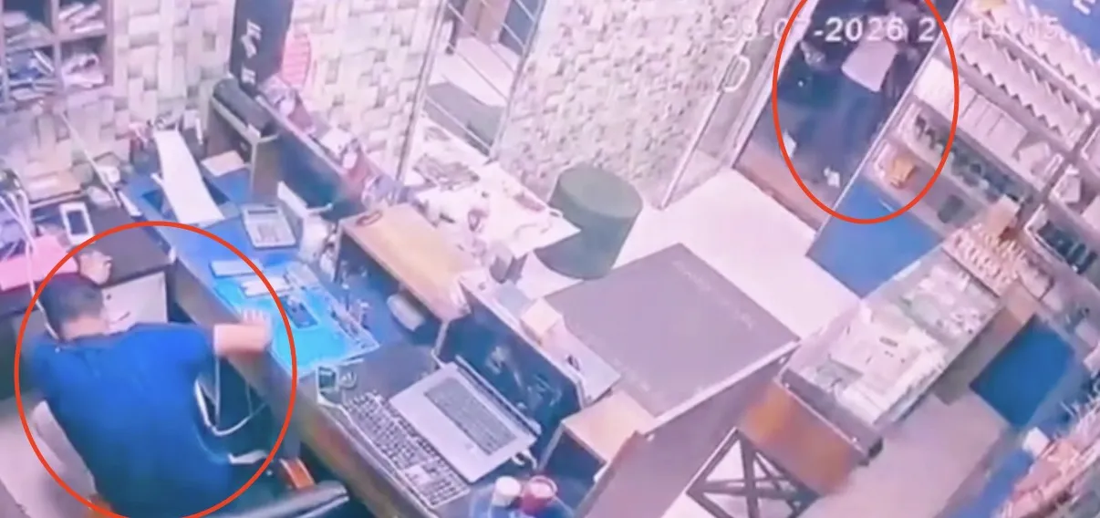 Diyarbakırda telefon dükkanına silahlı baskın anı kamerada