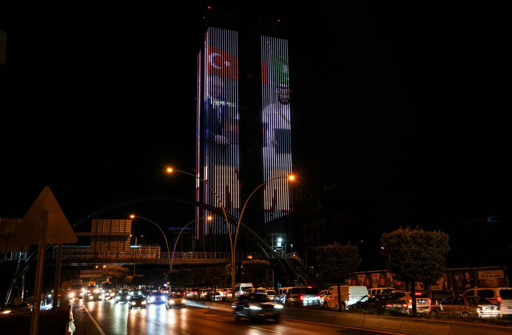 İstanbul ve Ankara’nın simgeleri Mekke Anlaşması için ışıklandırıldı