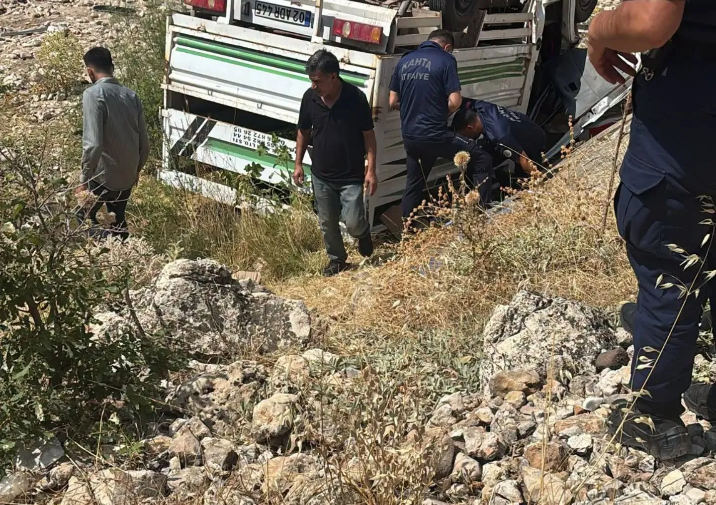 Gerger'de kamyonet dereye uçtu Sürücü ağır yaralı