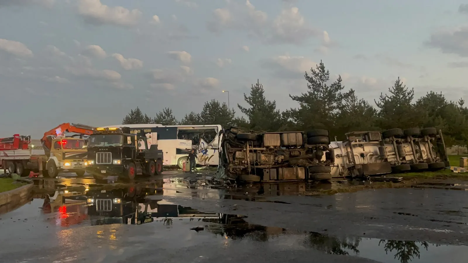 Sabahın köründe Kayseri'de kaza Otobüs ile tanker çarpıştı, 35 yaralı