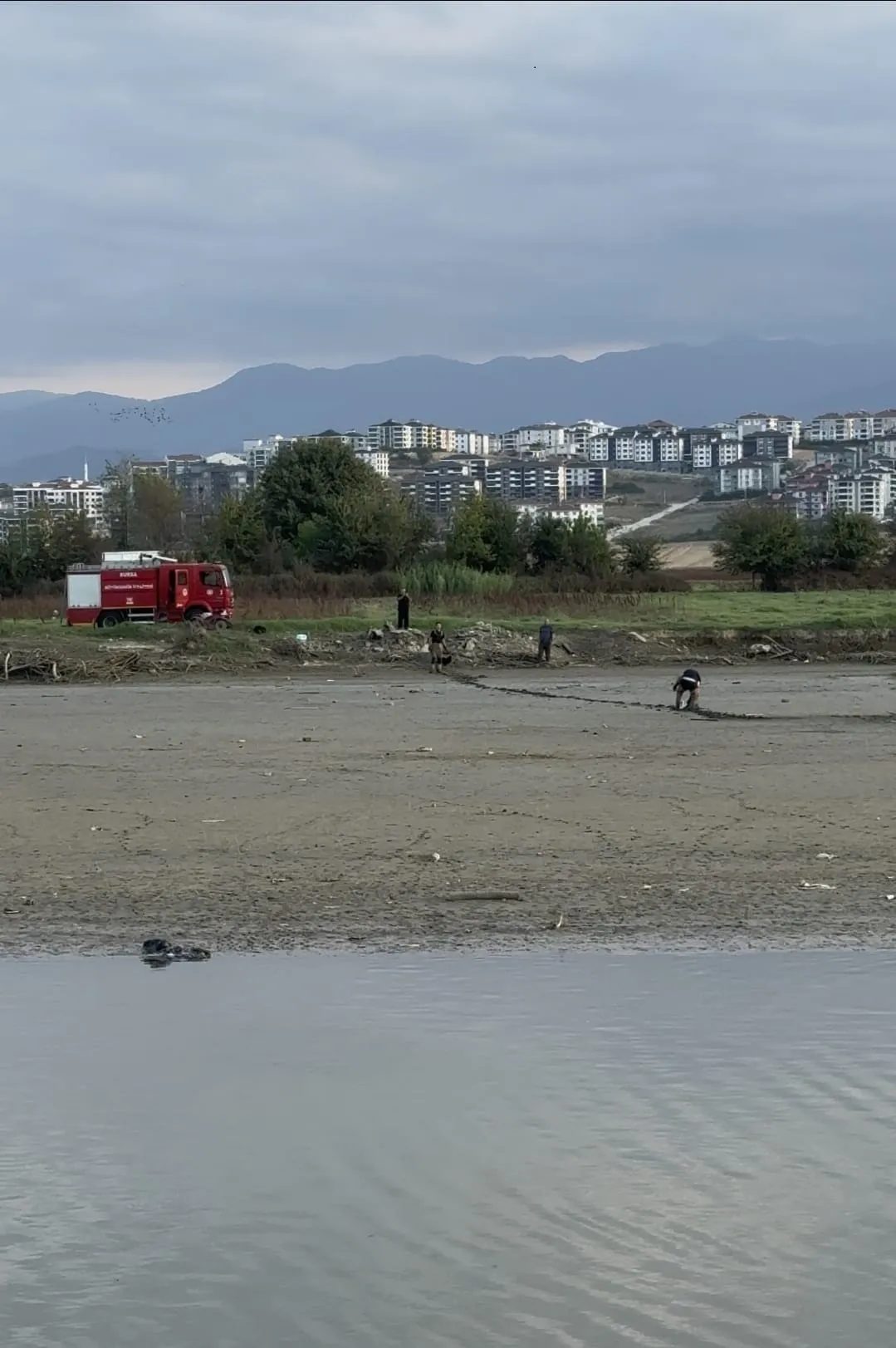 İnegöl'de balçığa saplanan leyleği itfaiye son anda kurtardı