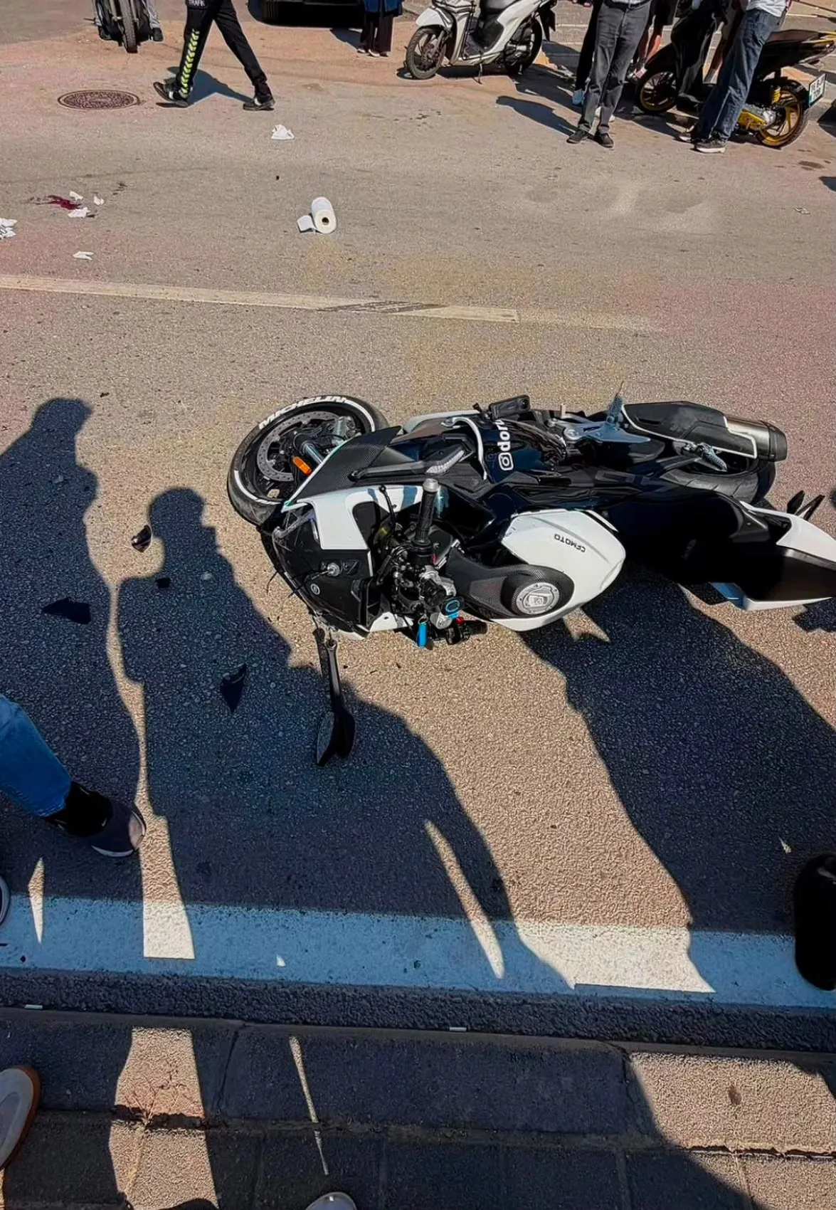 Kask kamerası kazayı saniye saniye kaydetti, motosikletli metrelerce uçtu