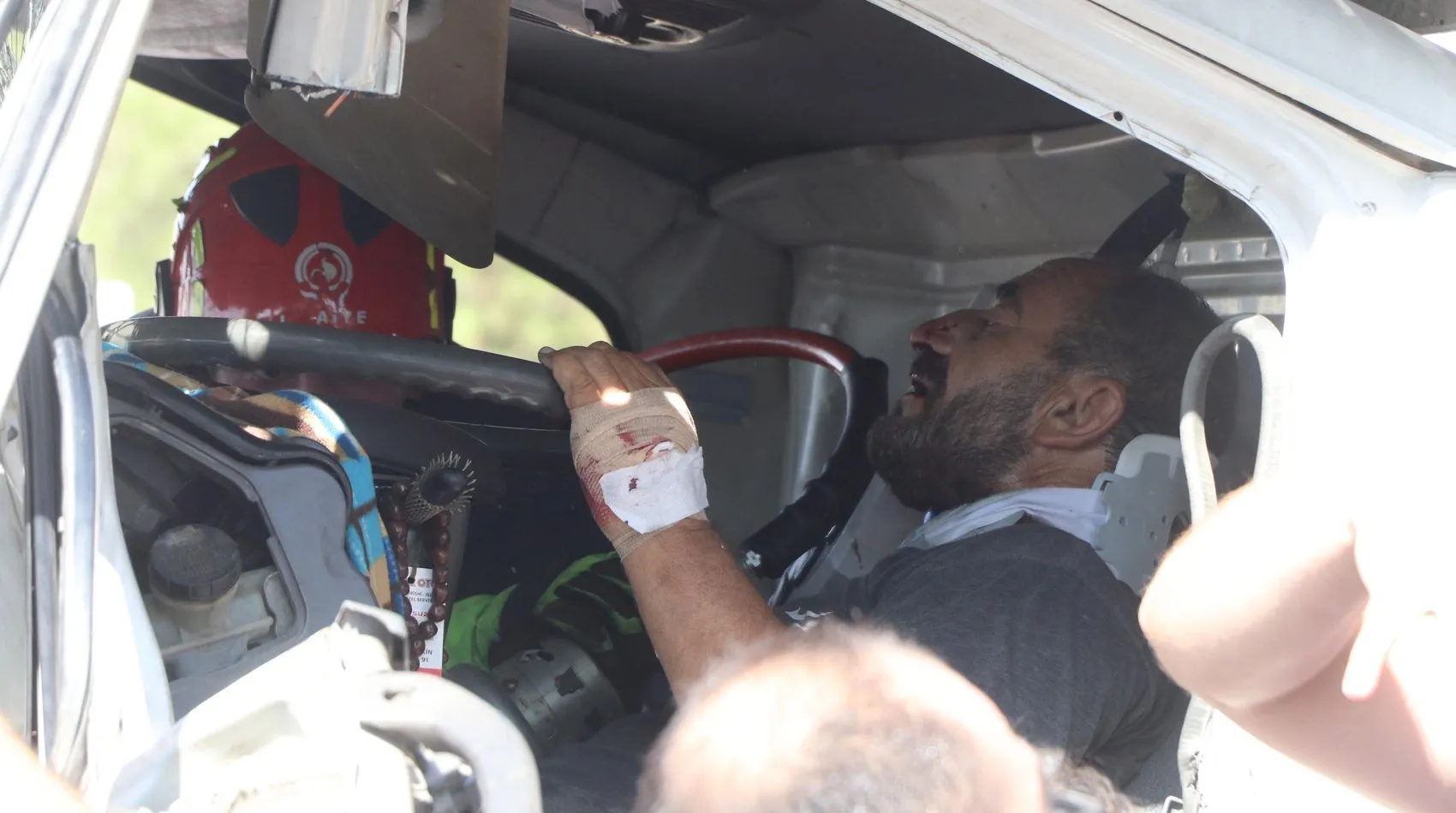 Çekici kırmızı ışıkta duran kamyonete çarptı; iki sürücü yaralı