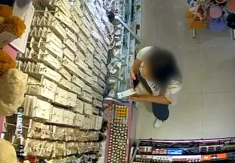 Esenyurt’taki AVM’de rahat tavırlı hırsızlık kameraya yansıdı
