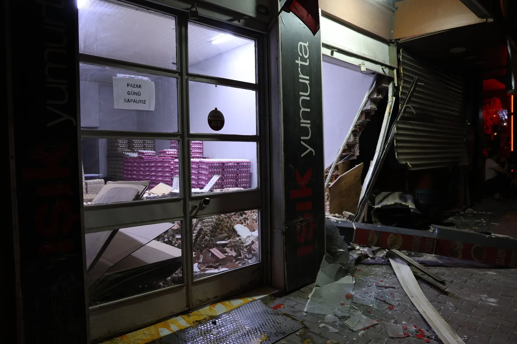 İzmir'de gece yarısı kaza Otomobil dükkana girdi yumurtalar telef oldu
