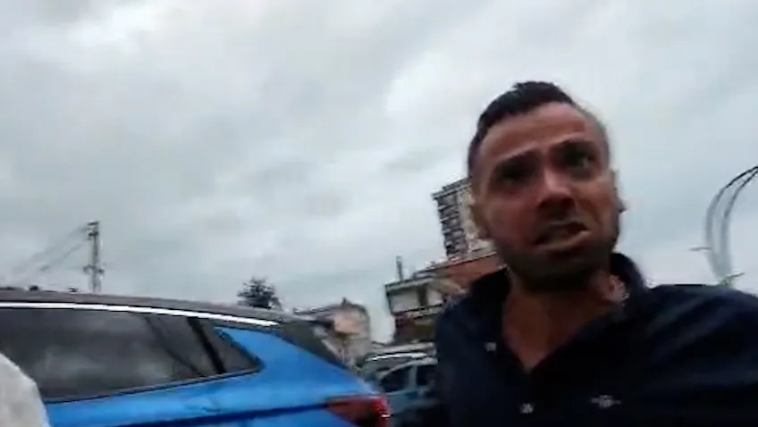 Yol verme kavgası kamerada Bisikletliye tekme ve yumruklu saldırı