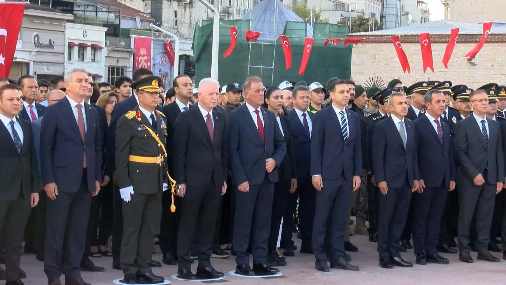 Taksim'de 30 Ağustos coşkusu: Cumhuriyet Anıtı'nda resmi tören