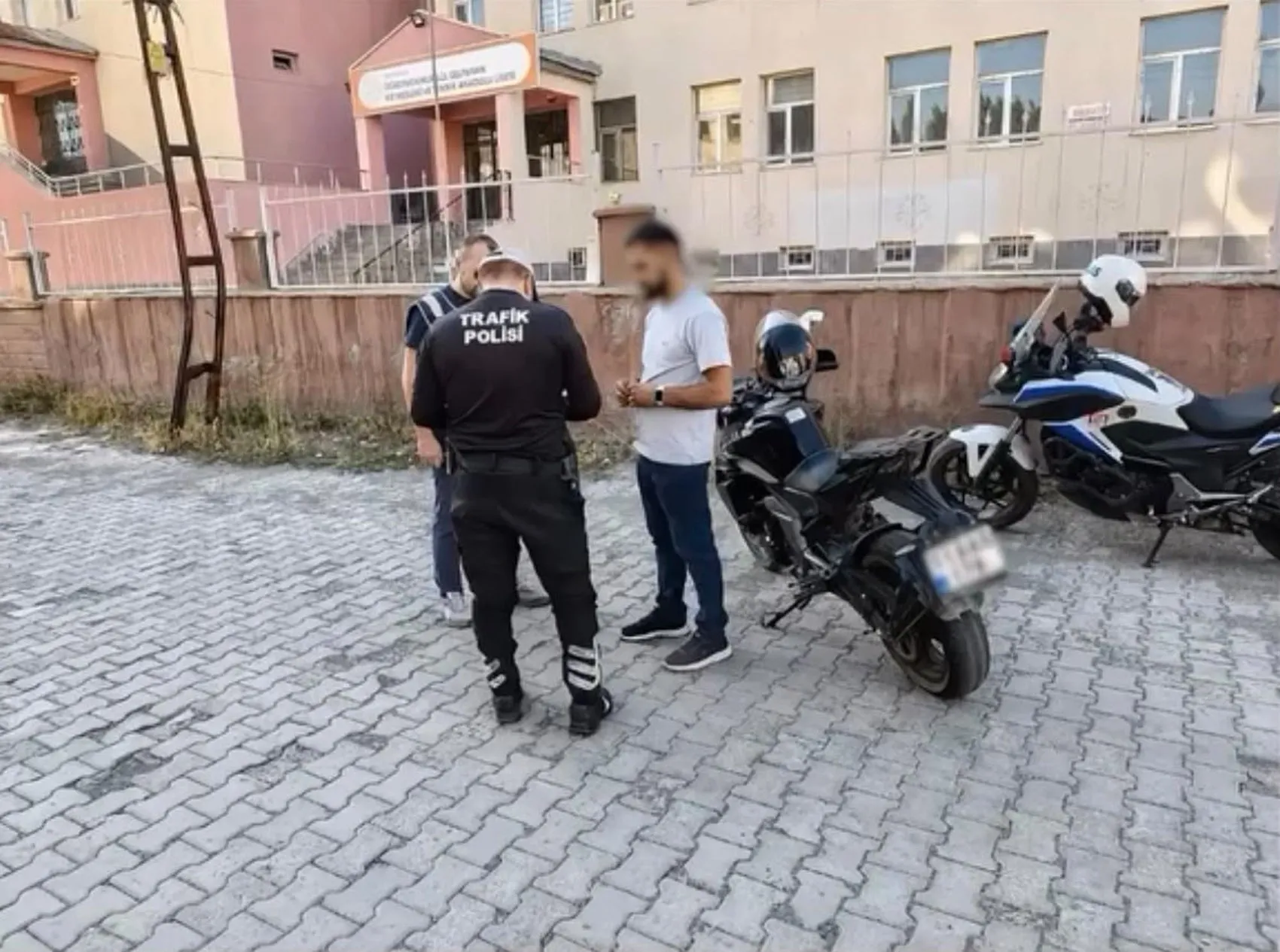 Ağrı'da motosikletle geceyi birbirine katan sürücüye ağır ceza