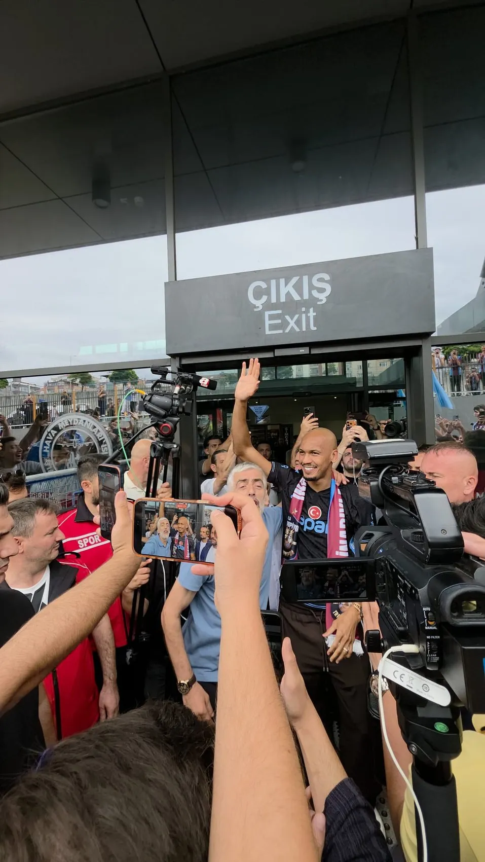 Fabinho Trabzon'da, taraftar havalimanında coşkuyla karşıladı