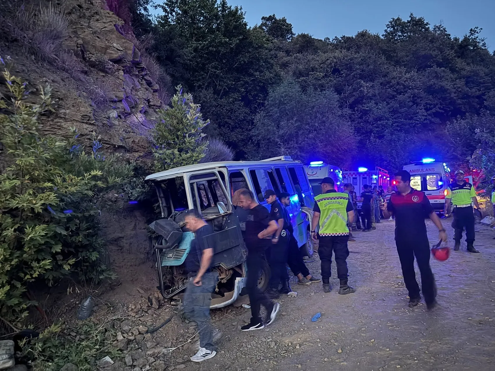Tire'de tarım işçilerini taşıyan minibüs kayalıklara çarptı