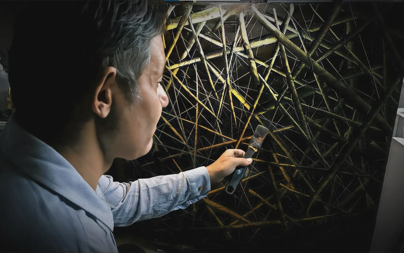 Bir eliyle sanat tarihine imza atıyor