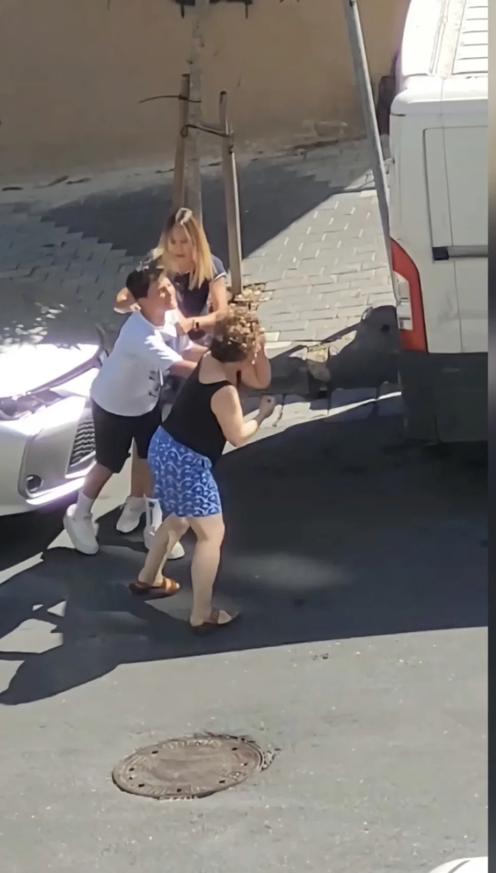 Okul kaydı için gitti, sokakta annesiyle kavga etti İki kardeş şikayetçi oldu
