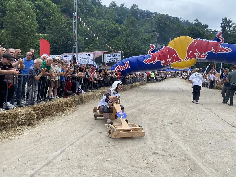 Rize’de tahta arabalar hız rekoru kırdı