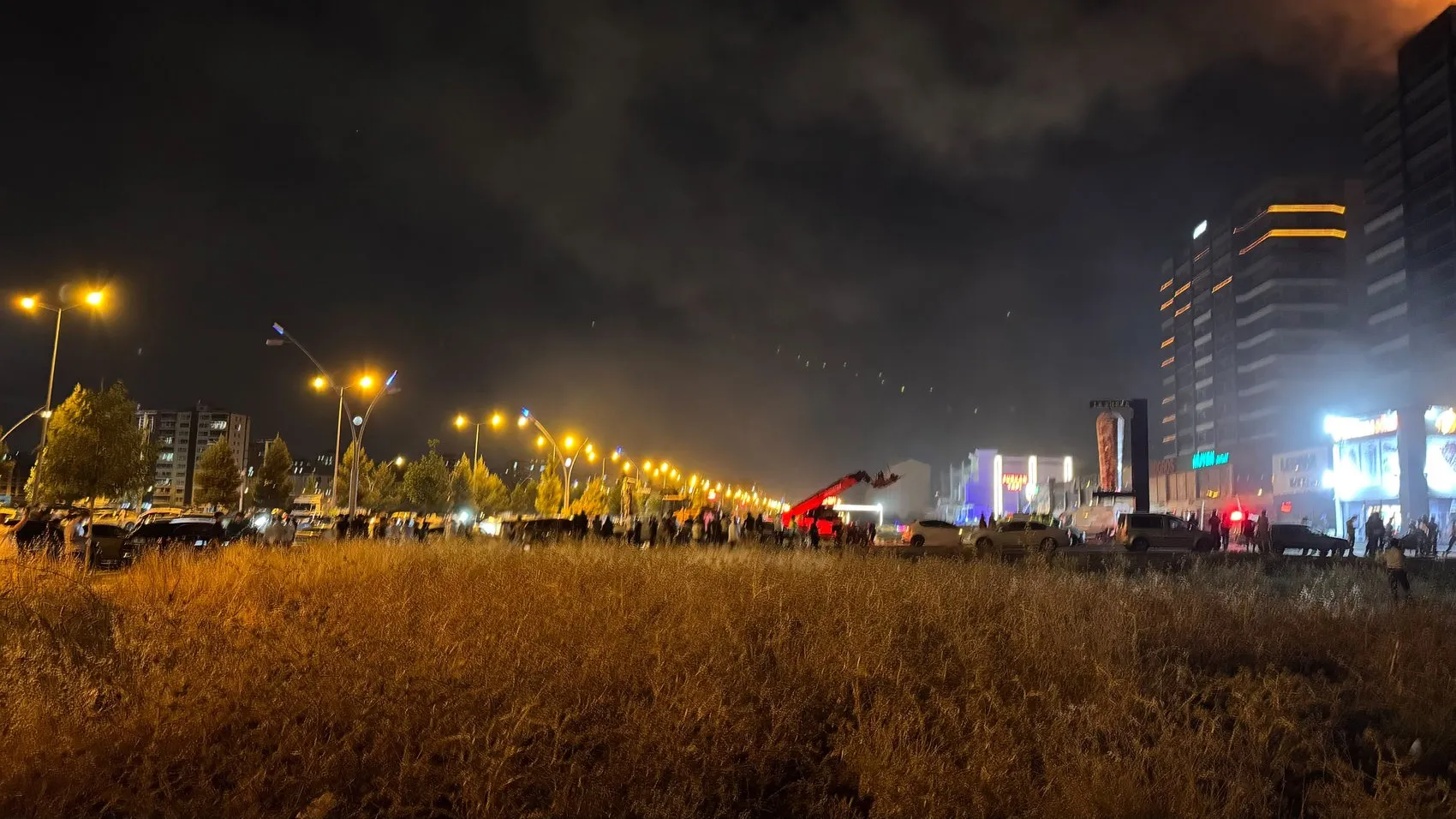 Plazanın dış cephesi alev aldı, yangın çatıya sıçradı