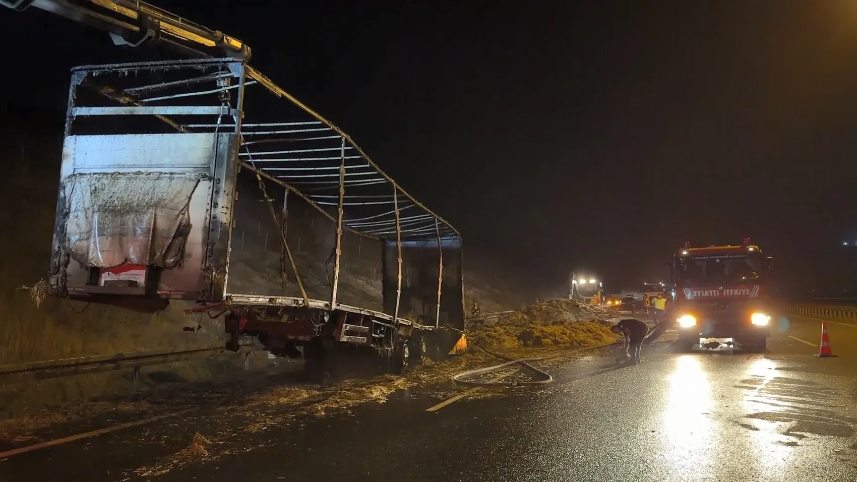 Kuzey Marmara Otoyolu üzerinde saman taşıyan TIR yola saçılan alevlerle kaplandı