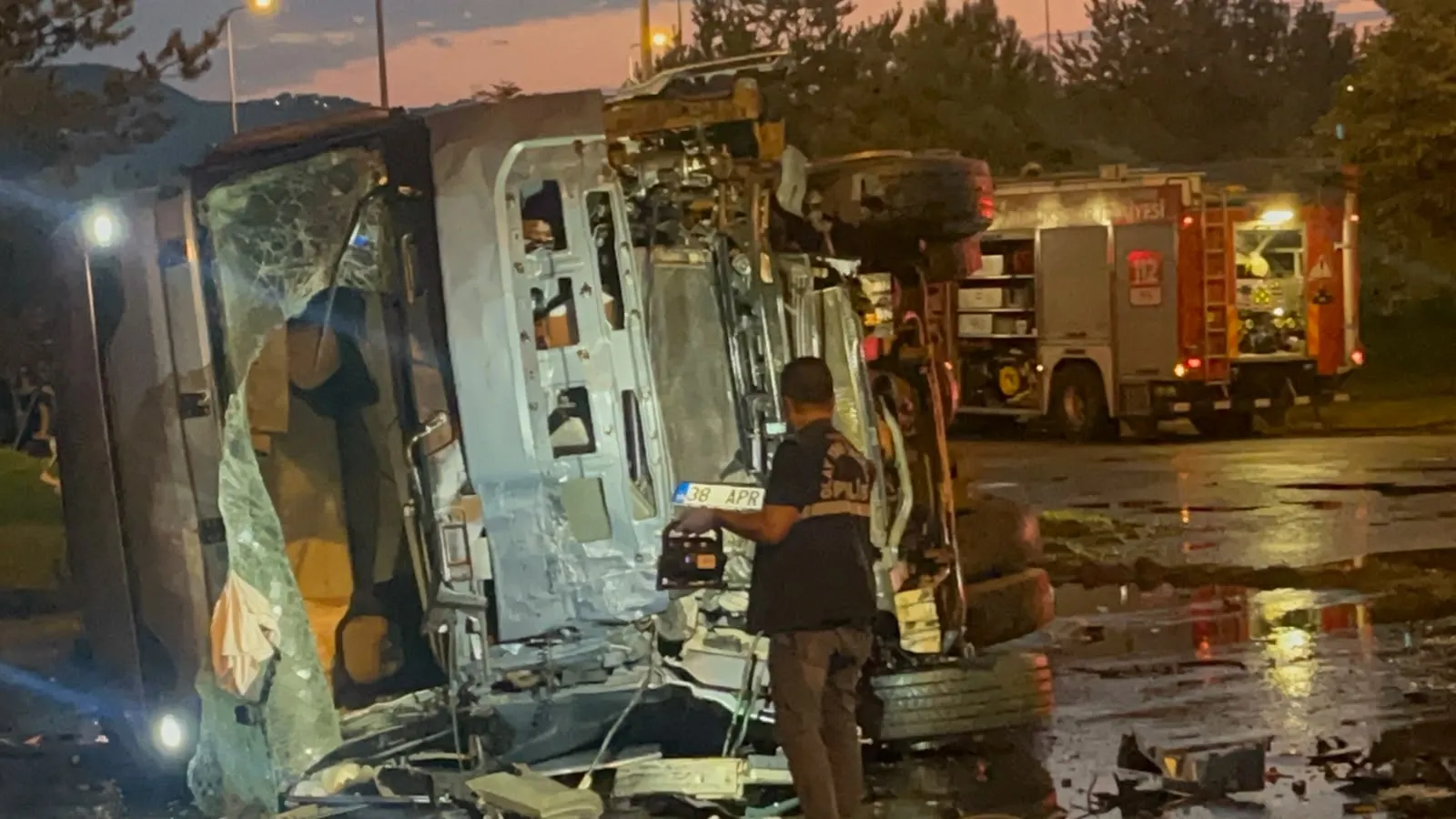 Sabahın köründe Kayseri'de kaza Otobüs ile tanker çarpıştı, 35 yaralı