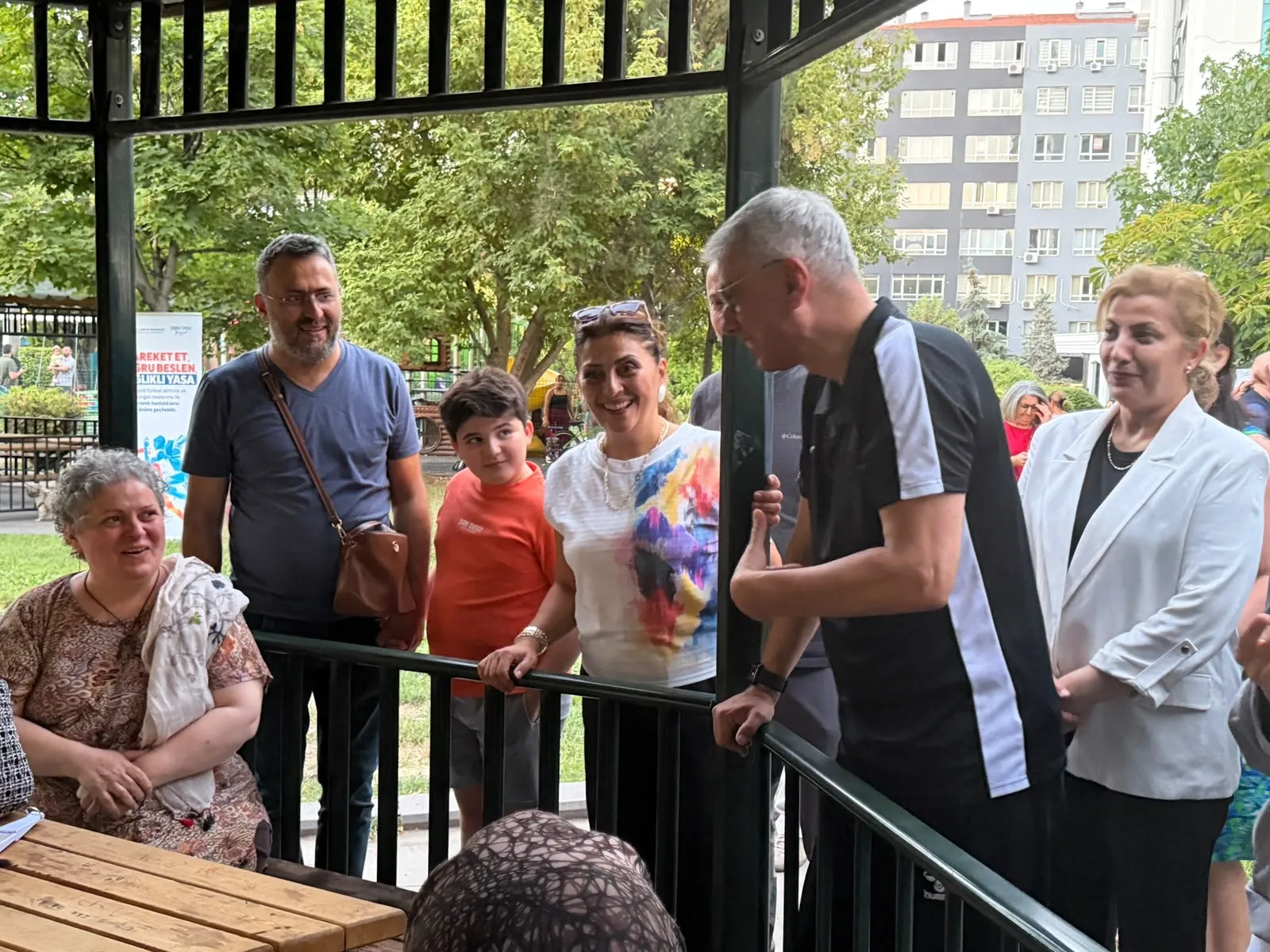 Bakan Memişoğlu parkta vatandaşlarla spor yaptı