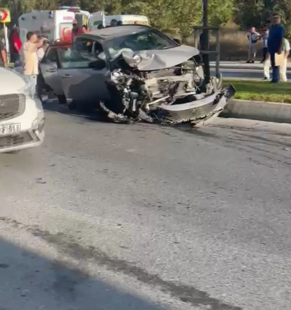 Sabah işe giderken kamyona arkadan çarptı, 3’ü çocuk 6 kişi yaralandı