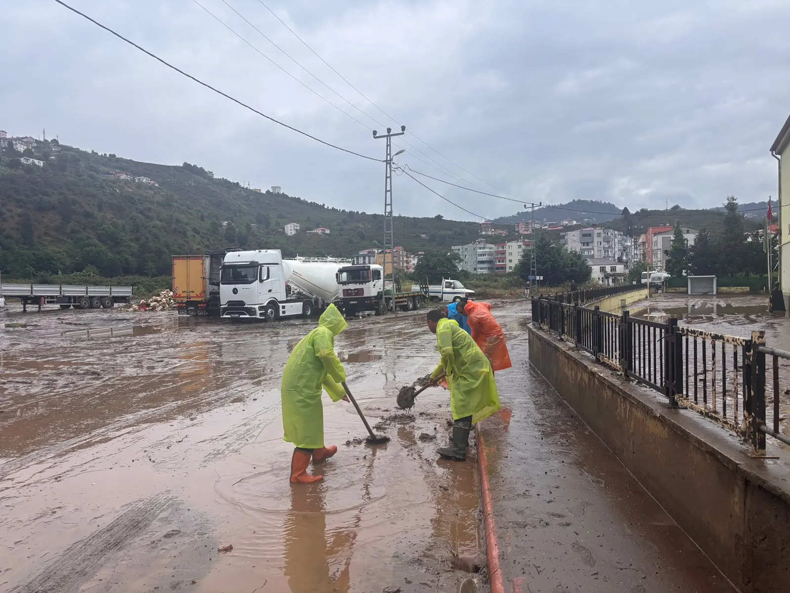 Giresun'da sel suları çekildi iki kişi aranıyor