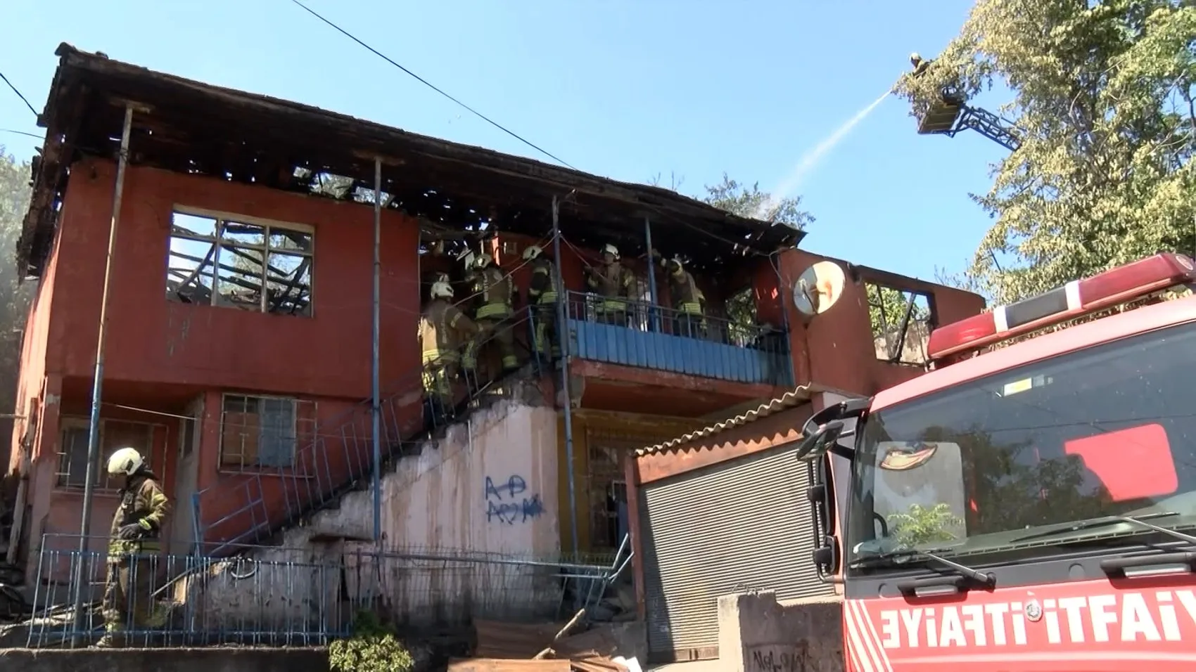 Pendik’te metruk binadan sıçrayan alevler evi kül etti