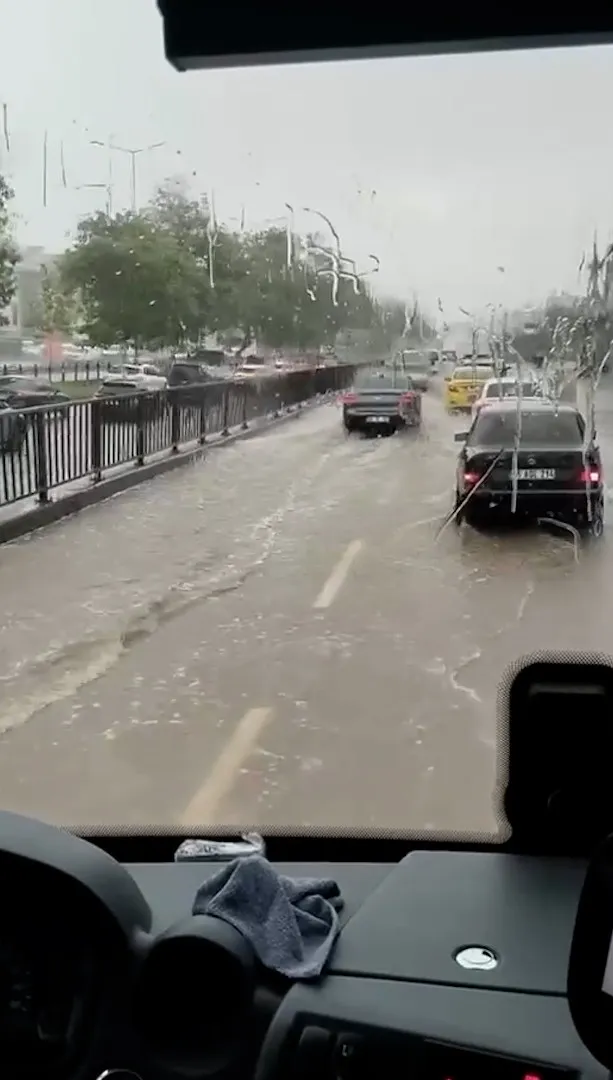 Samsun'da sağanak hayatı felç etti