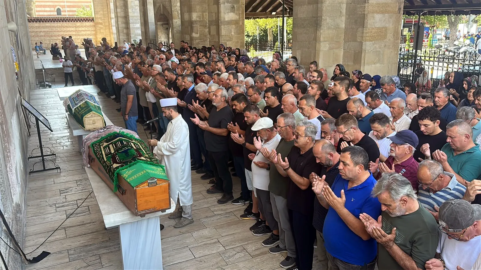 Edirne’de traktör kazasında hayatını kaybeden çift son yolculuğuna uğurlandı