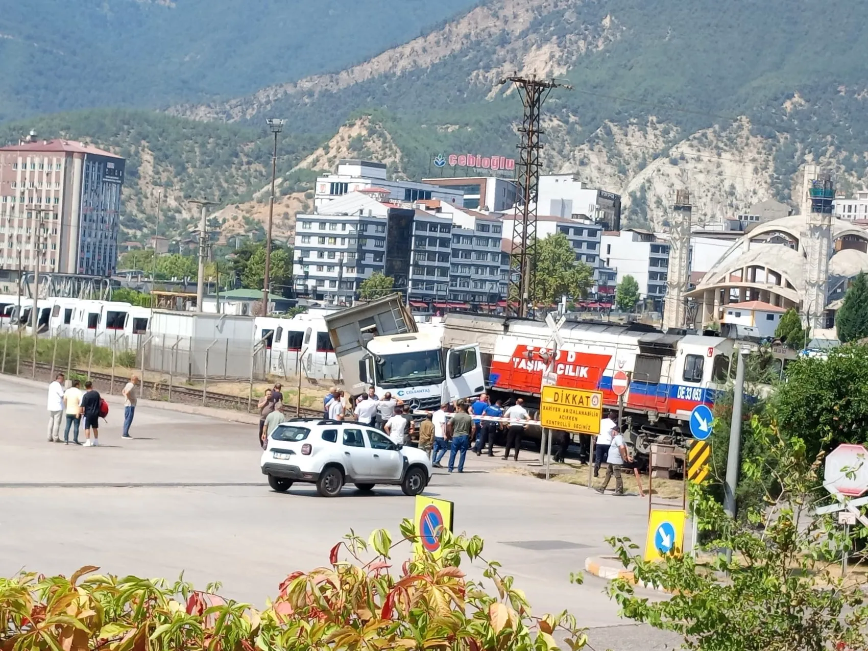 Karabük'te hemzemin geçit kazası Lokomotif ile TIR birbirine girdi