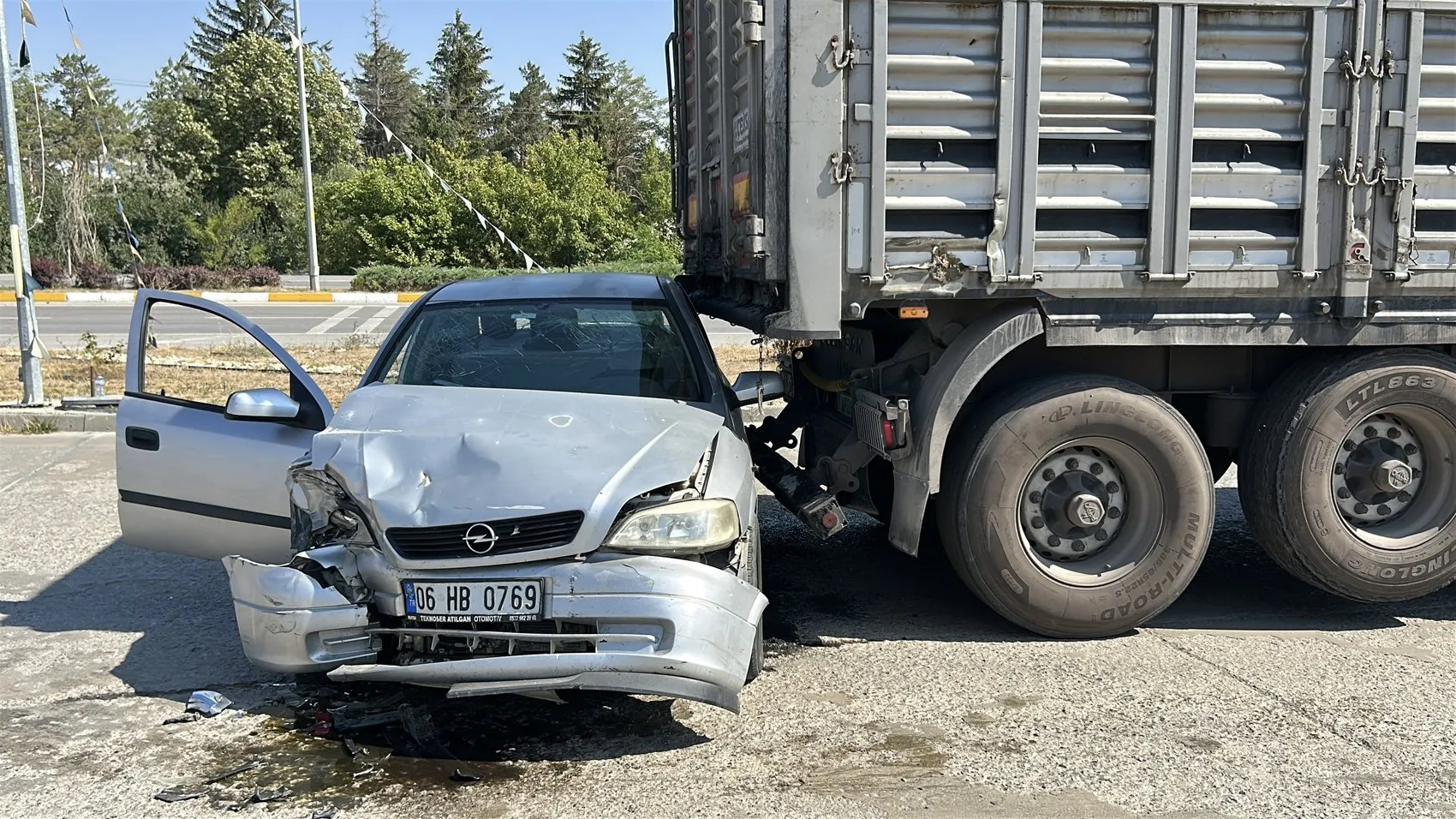 Polisten kaçtı, akaryakıt istasyonunda TIR'lara çarptı 2 yaralı