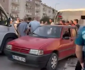 Kontrolsüz kavşakta üç aracın karıştığı kazada 4 yaralı