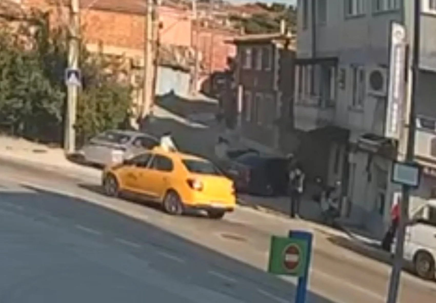 Edirne'de polisten kaçan göçmen araçları kaza yaptı
