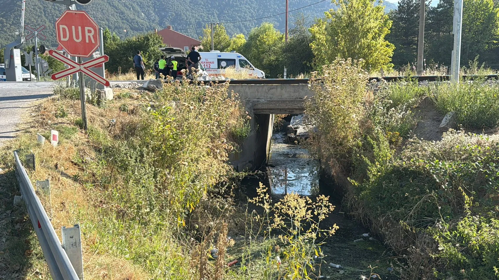 Kütahya’da kontrolden çıkan otomobil su kanalına uçtu