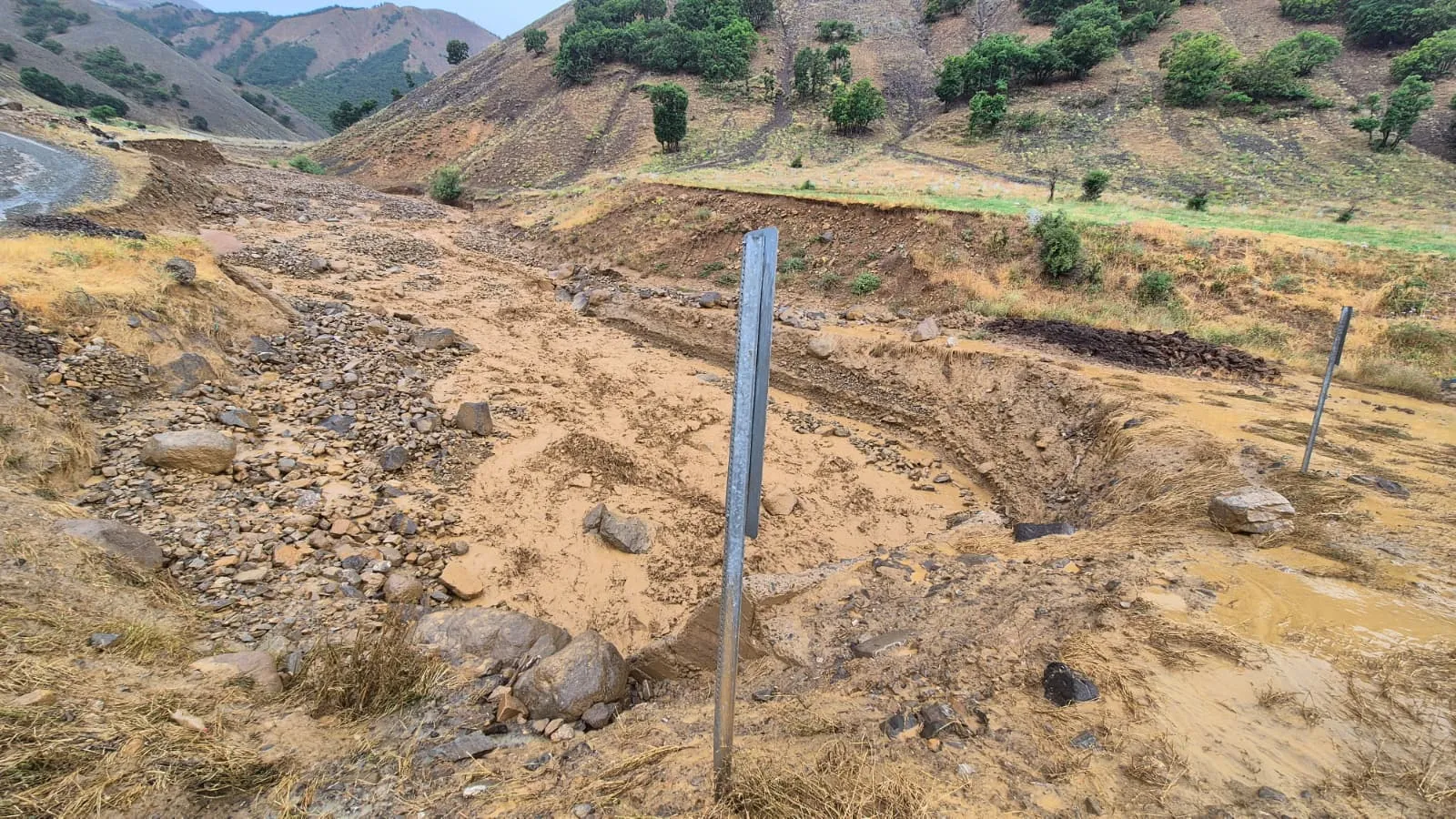 Bingöl'de şiddetli yağış yolu trafiğe kapattı