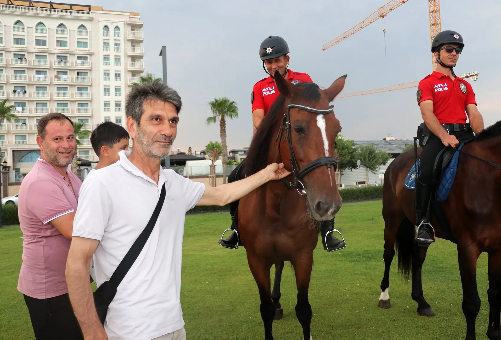 Antalya sahillerinde atlı polis mesaisi artık akşam saatlerinde