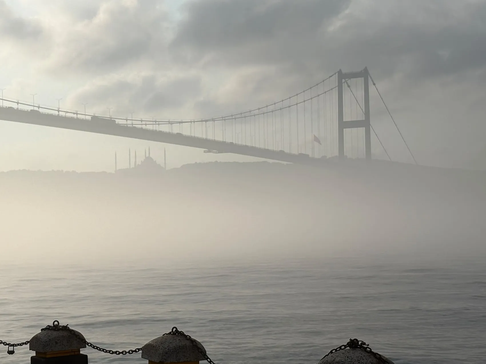 İstanbul Boğazı'nda yoğun sis deniz trafiğini durdurdu