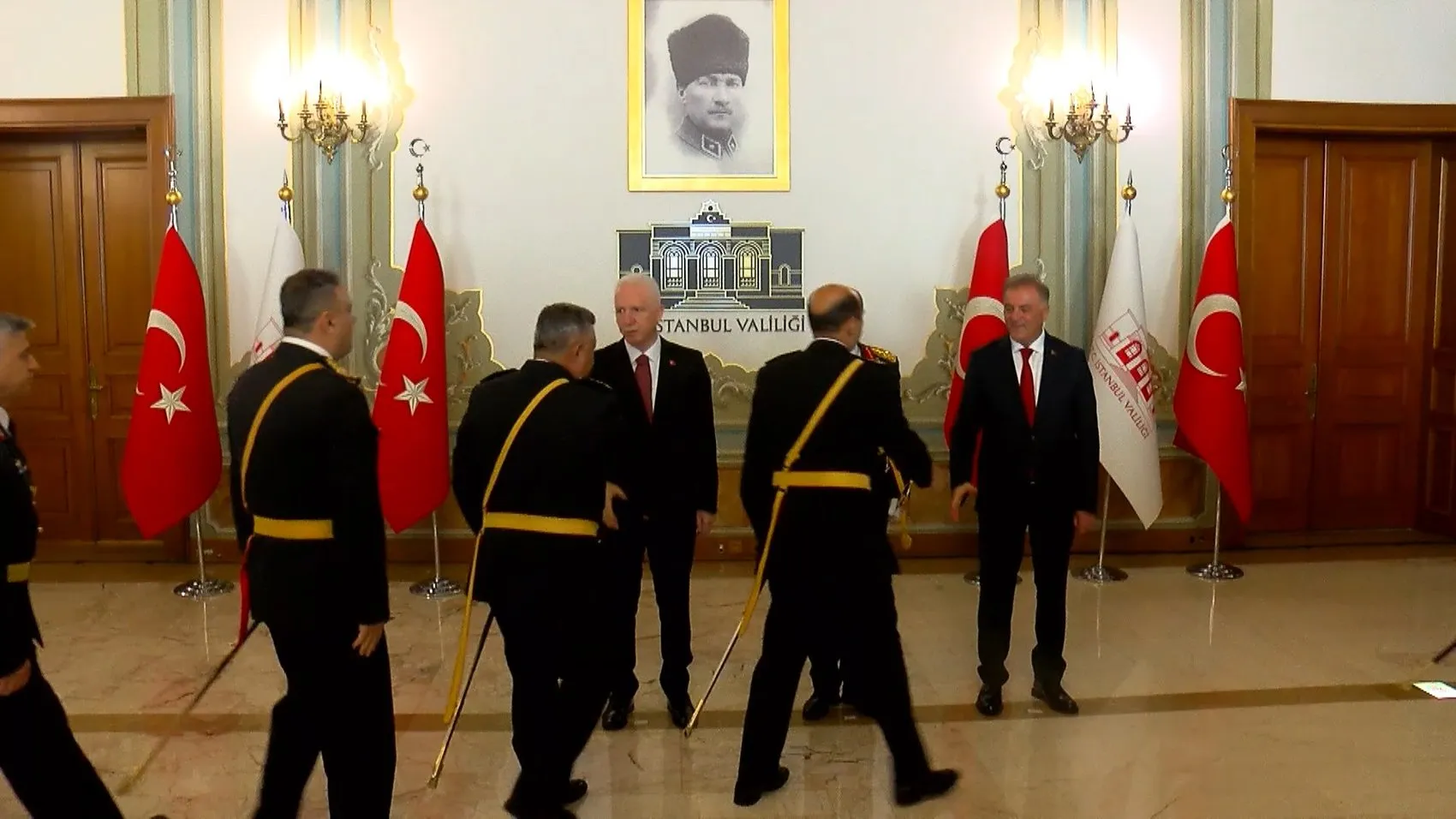 İstanbul'da 30 Ağustos coşkusu: Valilikte tebrikler kabul edildi
