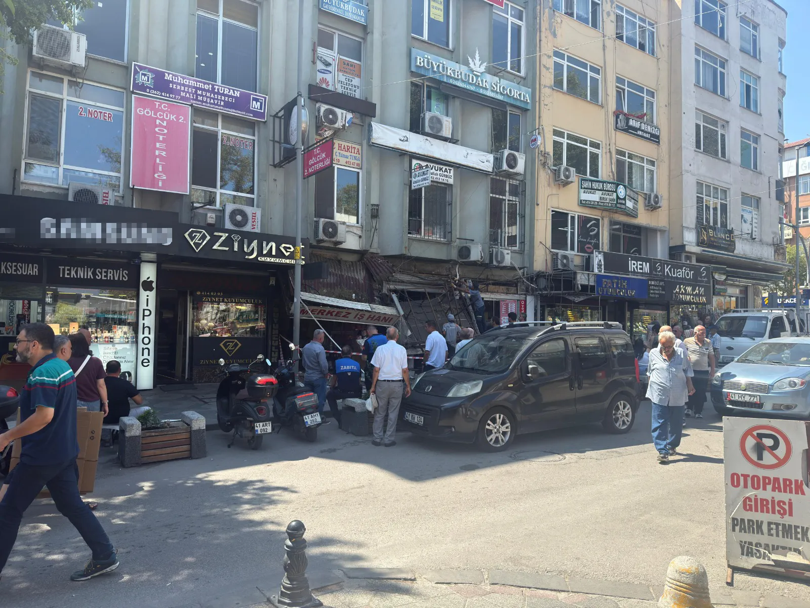 İş hanının sundurması çöktü, 2 usta yaralandı