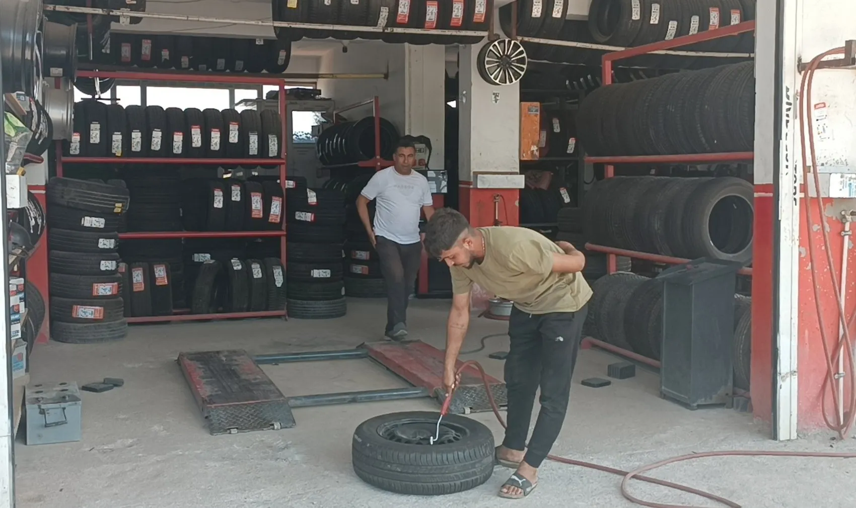 Gaziantep'te lastik tamircisinde korku dolu anlar Patlama anı kamerada