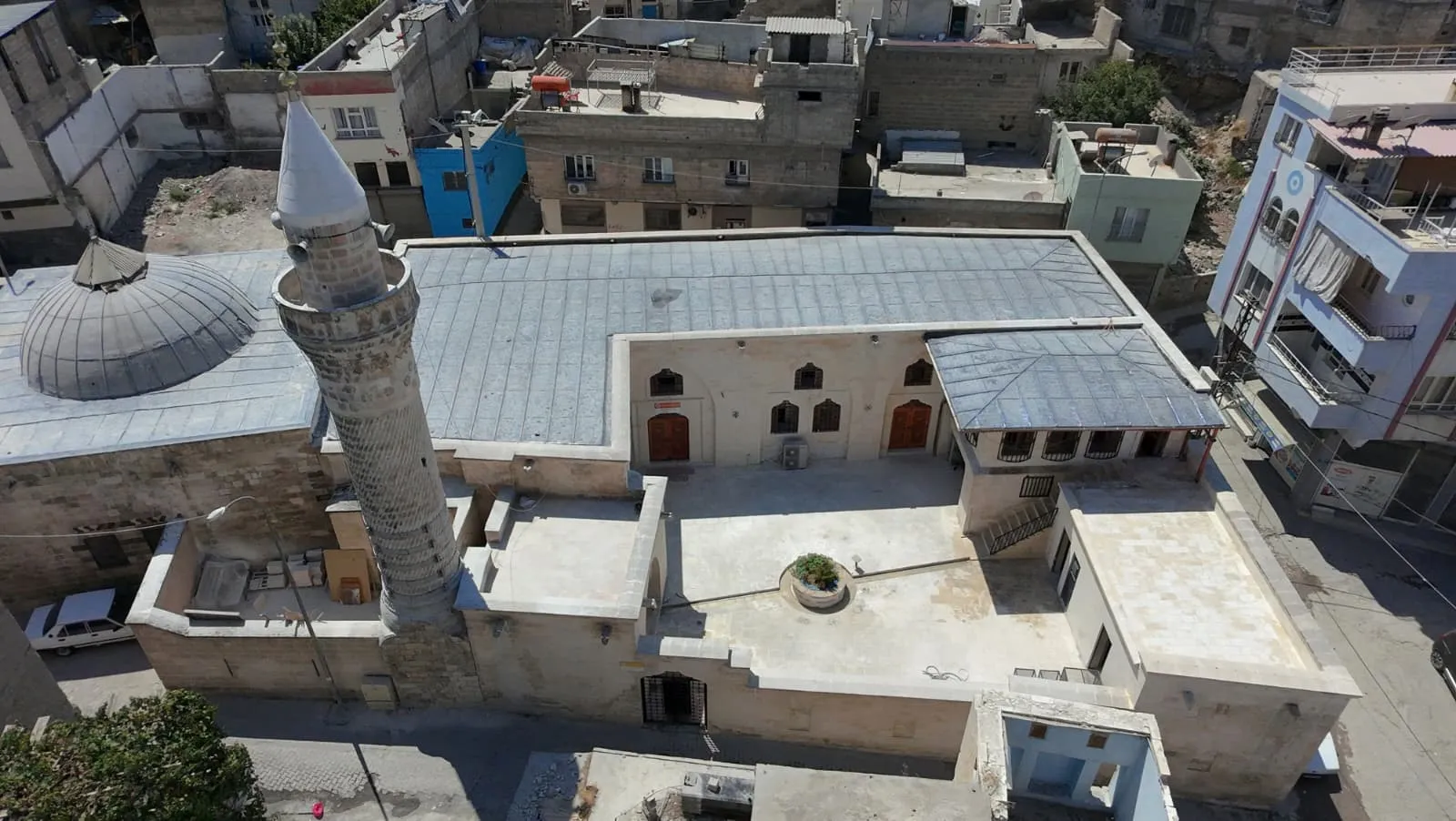 Depremde hasar gören iki tarihi cami yeniden ibadete açılıyor