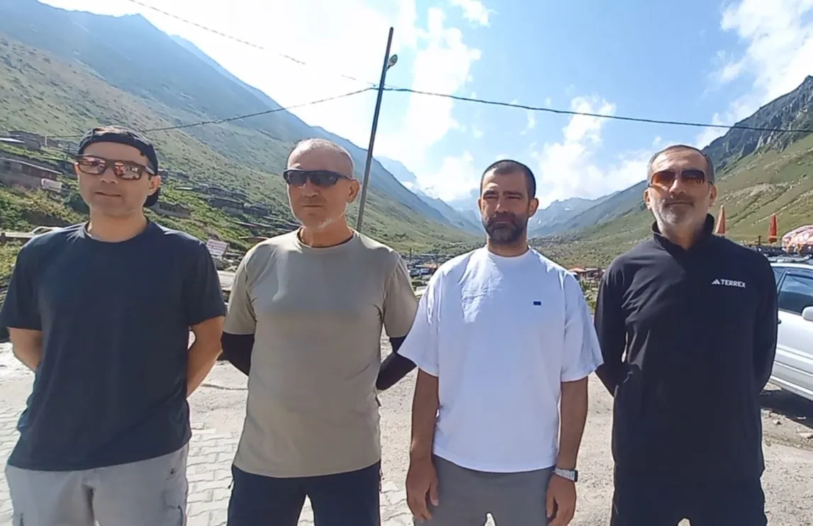 Kaçkar'ın zirvesinde 30 Ağustos coşkusu: Bulutların üzerinde bayrak açtılar