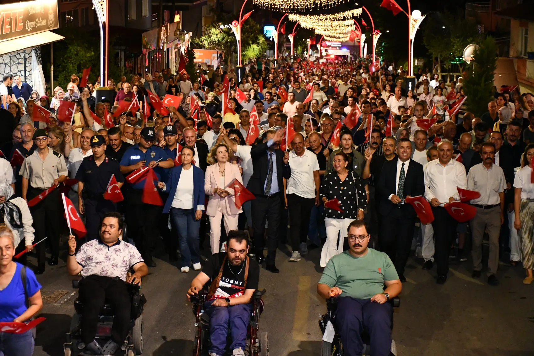 Demirci'de 5 gün sürecek festival başladı, ilk günün yıldızı 3 etekli kadınlar oldu