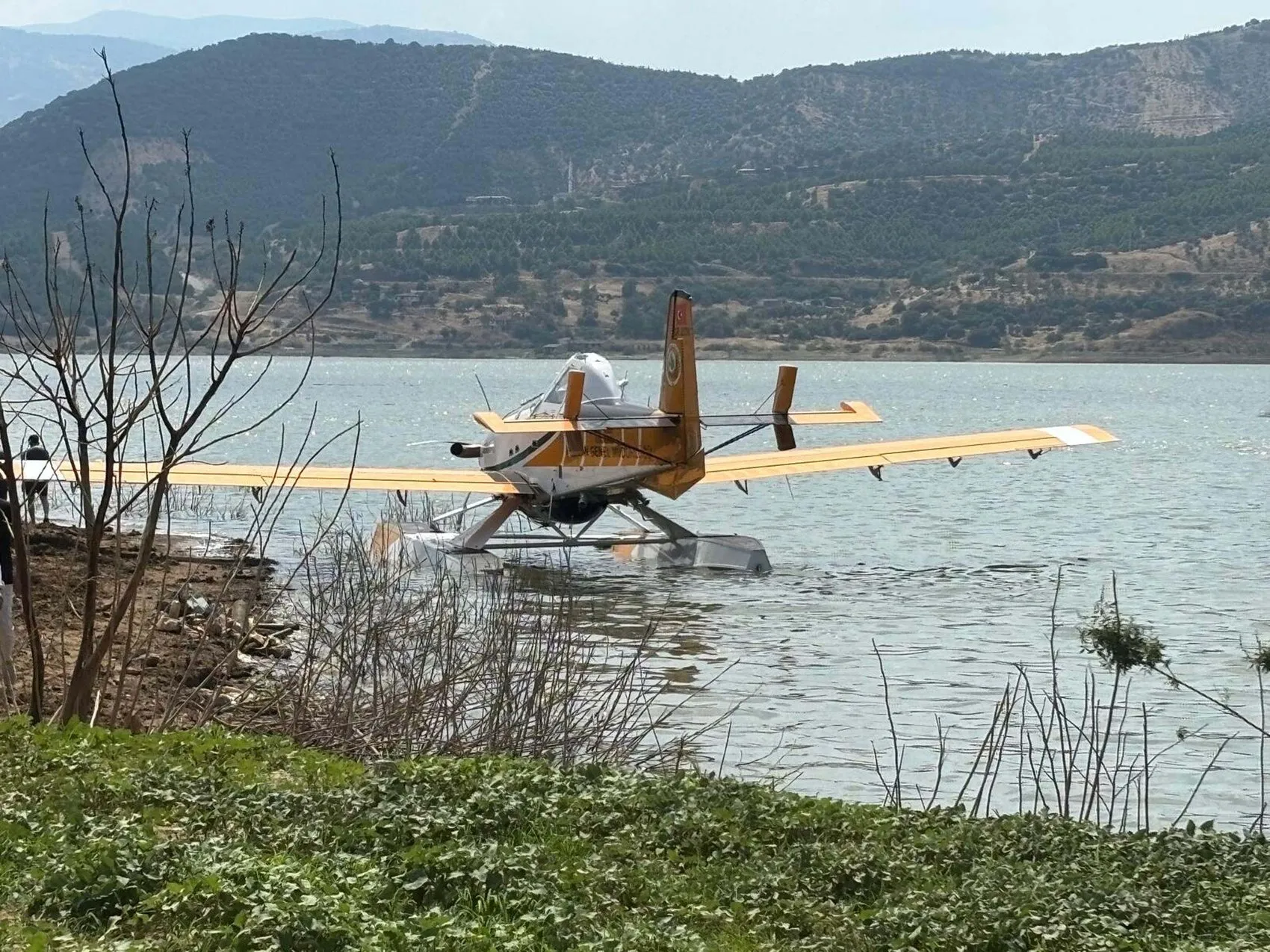 İzmir'de yangın söndürme uçağı baraj göletinde mahsur kaldı