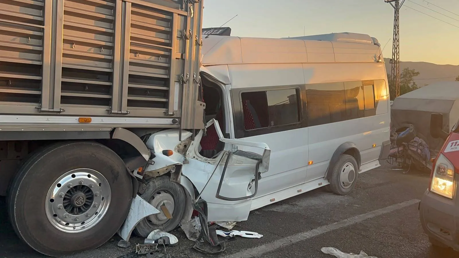 Malatya’da tarım işçilerini taşıyan minibüs TIR’a çarptı