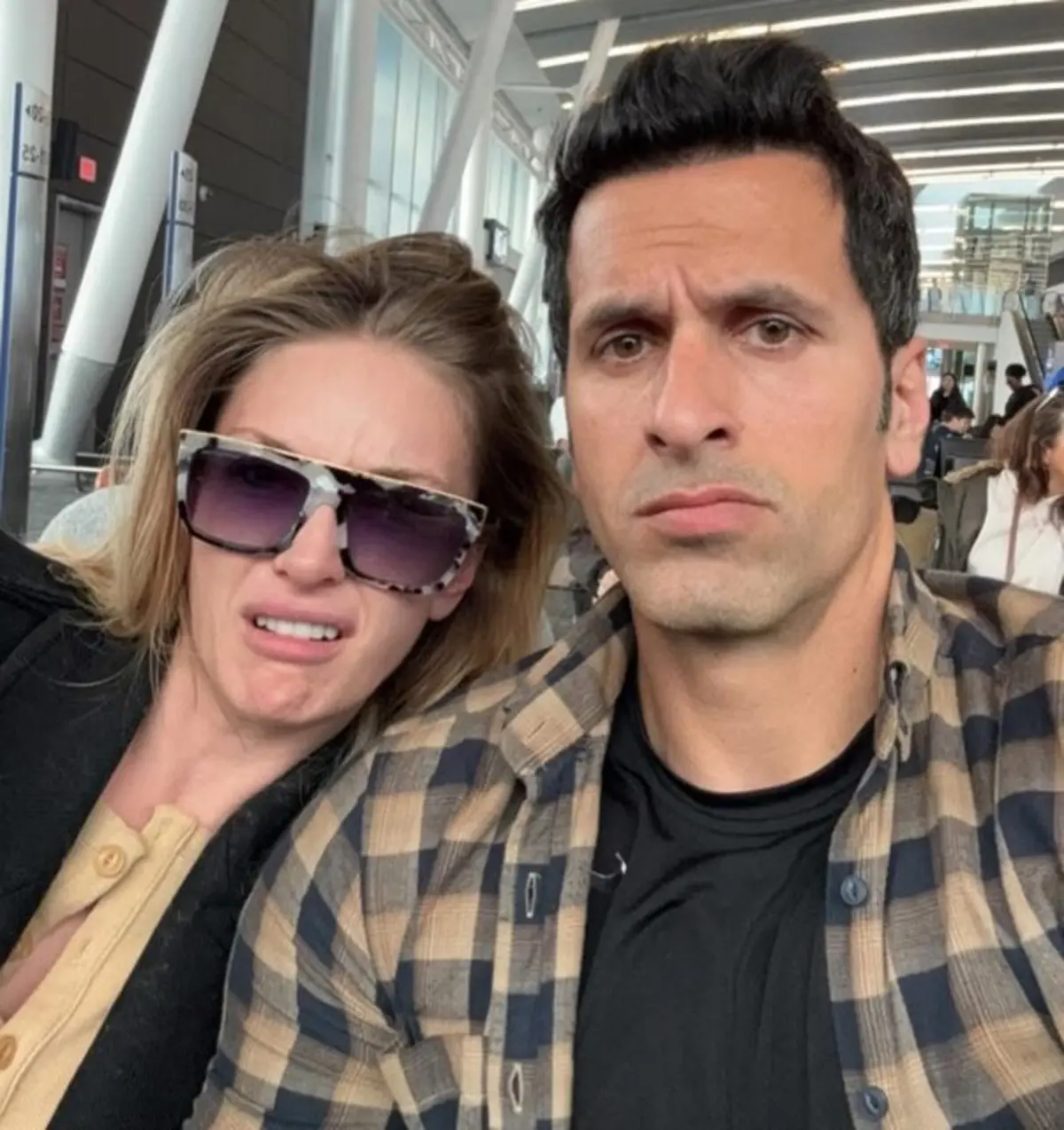 Yasemin Kay Allen eşini öpücüklere boğdu! Peş peşe paylaştı 1