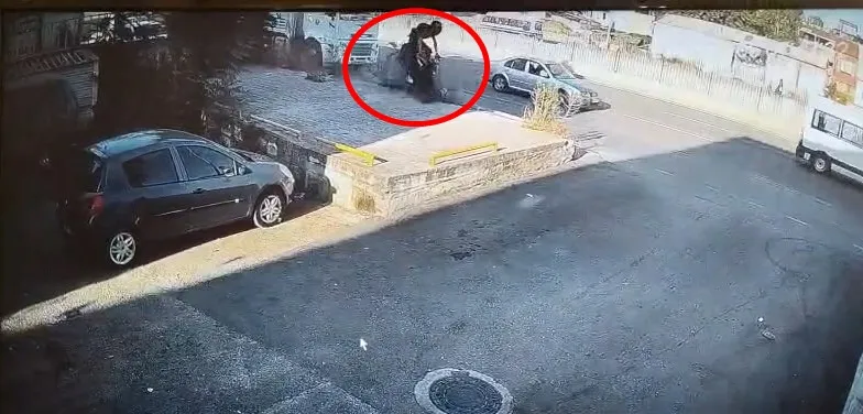 Bursa'da motosiklet kazası kamerada Yaya saniyelerle ölümden döndü