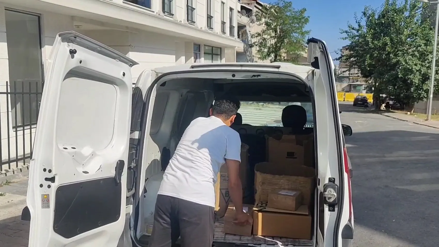 Gaziosmanpaşa'da kargo hırsızlığı kameraya yansıdı