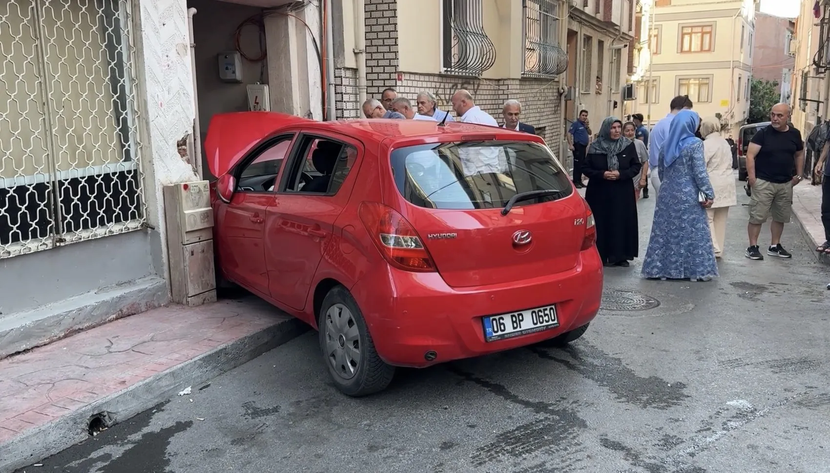 Düğün konvoyunda damadın amcası direksiyon hakimiyetini kaybetti, bina girişine çarptı